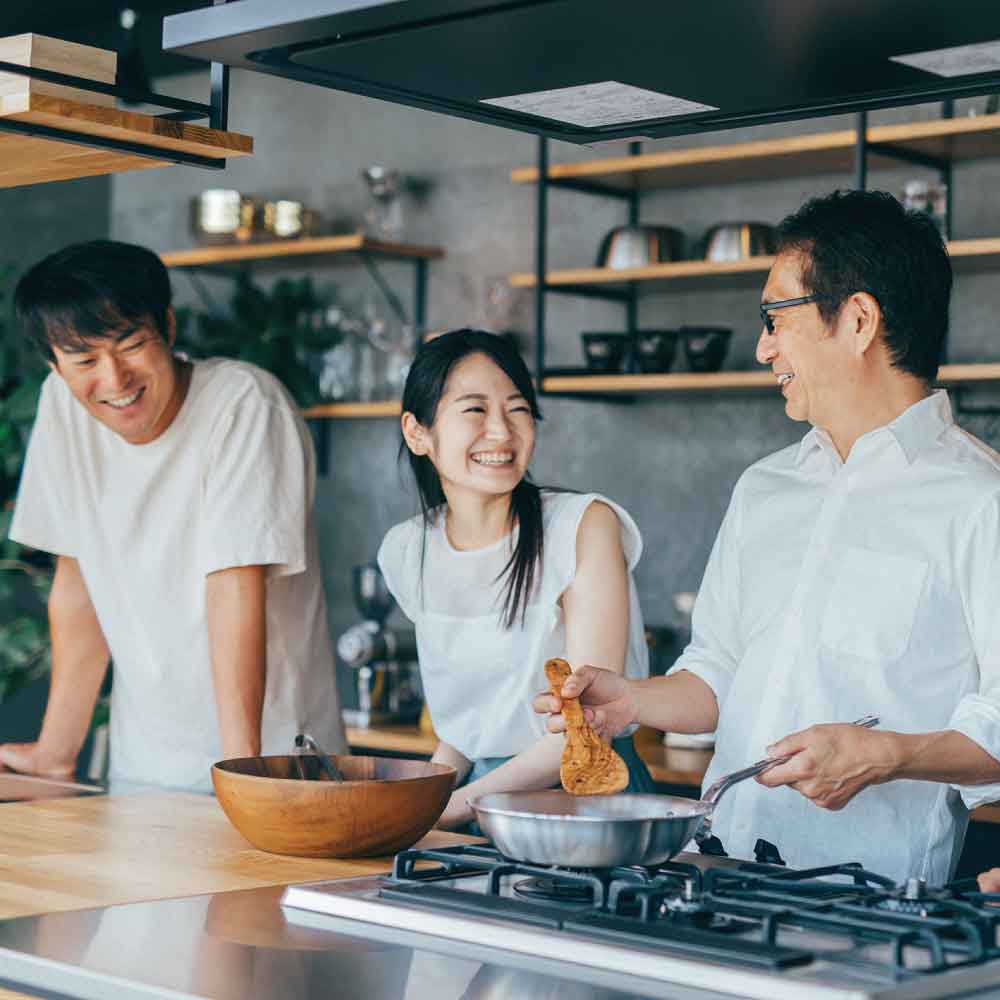 ガスコンロで料理をしている姿