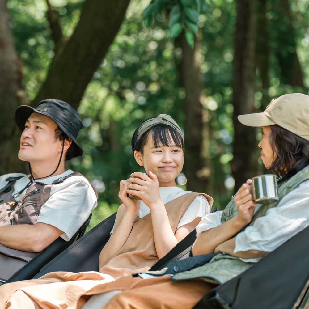 外で家族と過ごしている姿